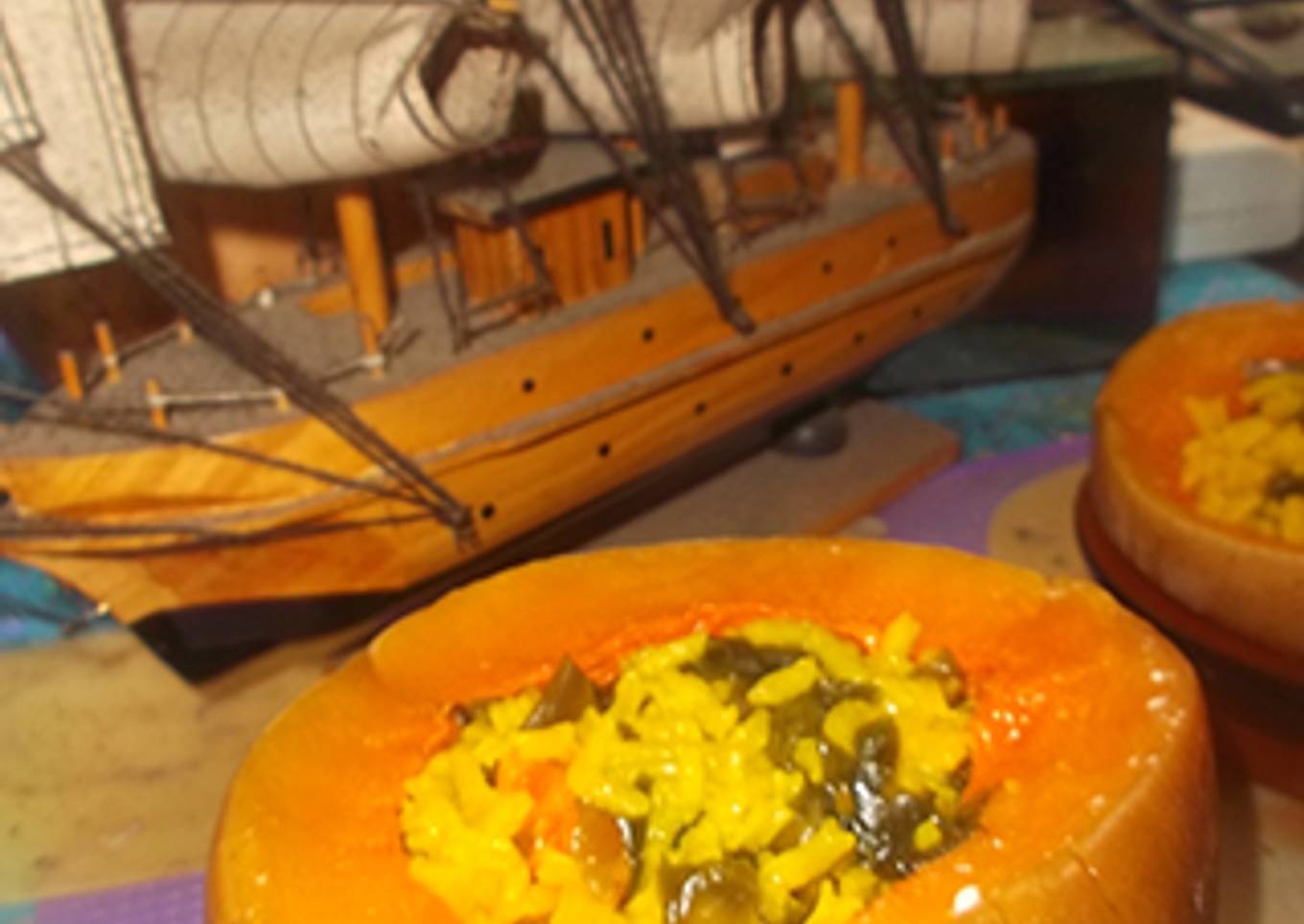 Calabaza rellena de wakame, arroz y gambas