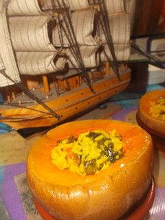 Una foto de Calabaza rellena de wakame, arroz y gambas