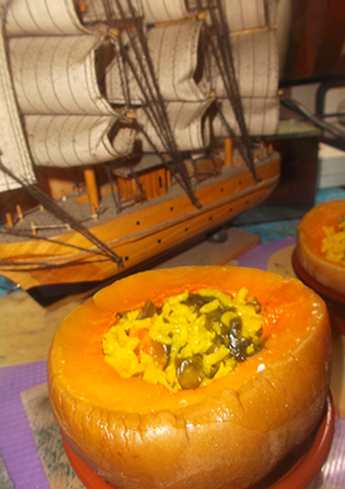 Una foto de Calabaza rellena de wakame, arroz y gambas