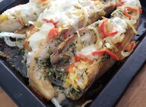 Una foto de Pescado al horno (pez gallo)