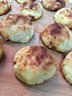 Una foto de Bolitas de patata con queso y fuet