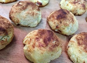 Una foto de Bolitas de patata con queso y fuet