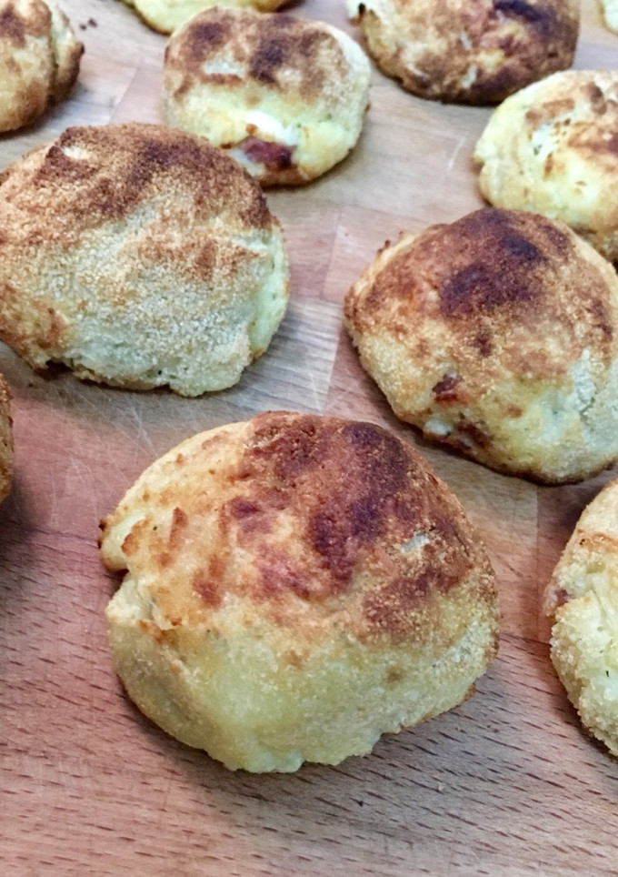Una foto de Bolitas de patata con queso y fuet