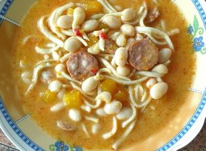 Una foto de Porotos viejos con riendas