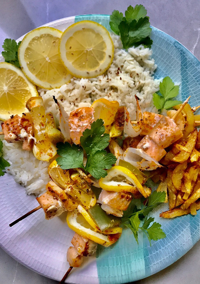 Una foto de Brochetas de salmón