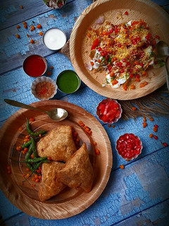 સમોસા ચાટ (Samosa Chaat Recipe In Gujarati) રેસીપી મુખ્ય ફોટો