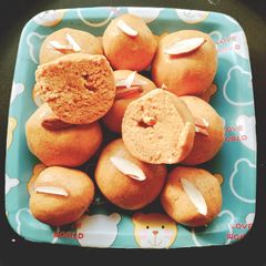 A picture of Besan ke ladoo.