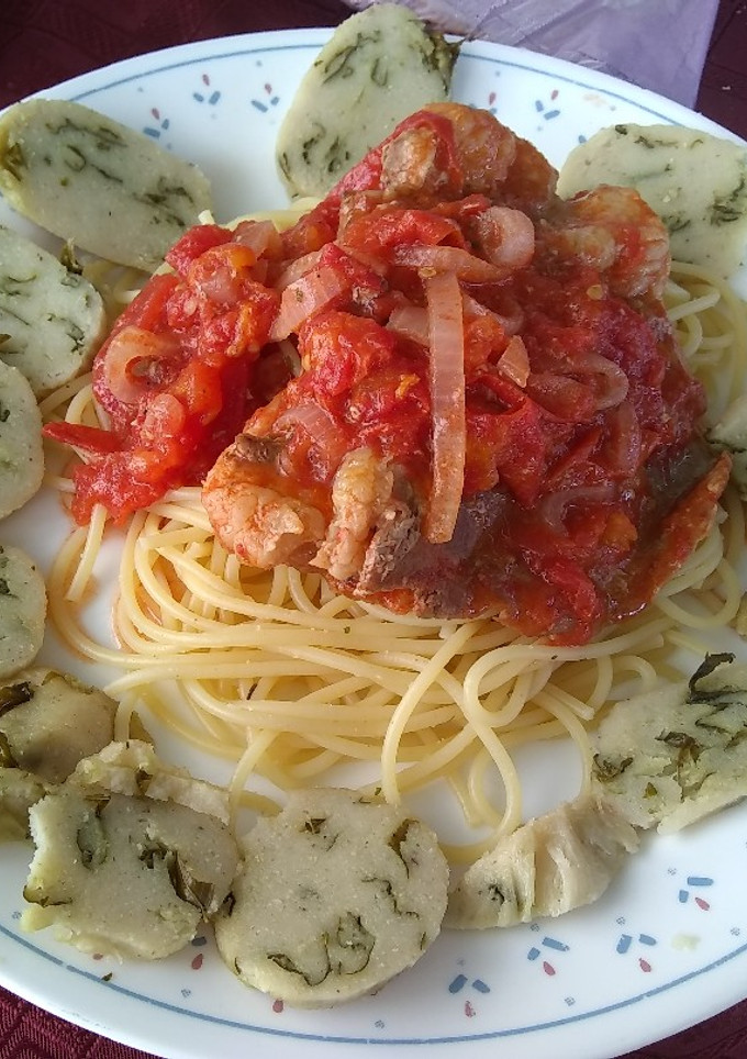 Una foto de Bistec de carne viuda y pasta espagueti