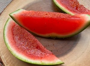 Una foto de Gelatina de sandía natural 🍉