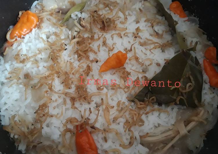 Nasi Liwet Khas Sunda dimasak dengan Rice Cooker