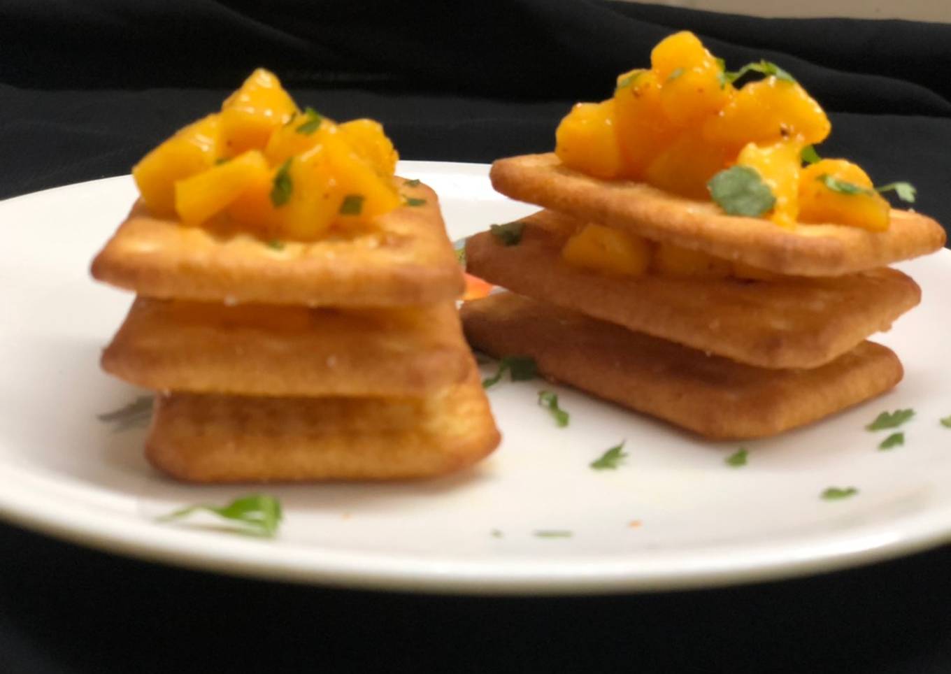Mango salsa crackers