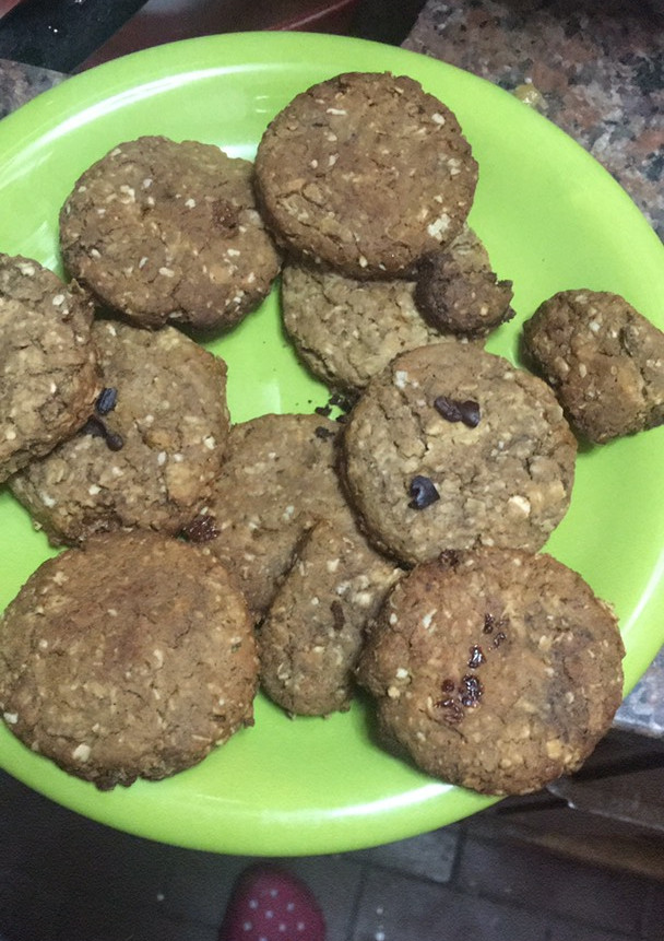 Una foto de Galletas de mantequilla de maní y chocolate con avena ! Súper saludable