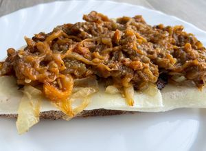 Foto principal de Tosta de berenjena mechada, cebolla caramelizada y queso
