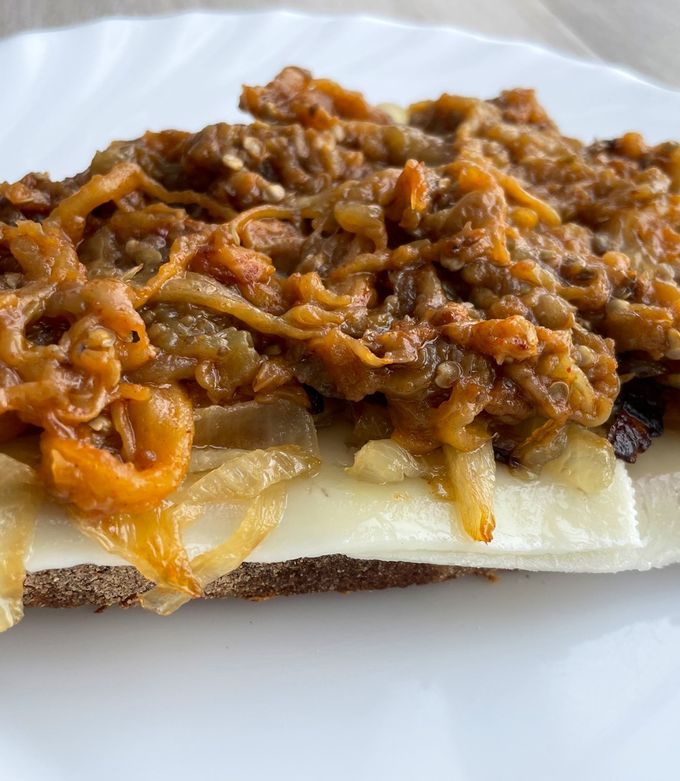 Foto principal de Tosta de berenjena mechada, cebolla caramelizada y queso