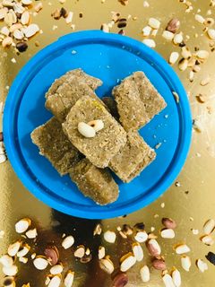 शेंगदाणा बर्फी (Shengdana Barfi Recipe In Marathi) रेसिपी चे मुख्य फोटो