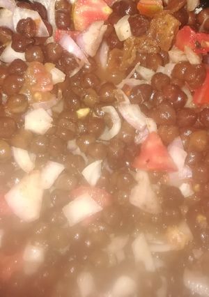 A picture of Black chickpeas.