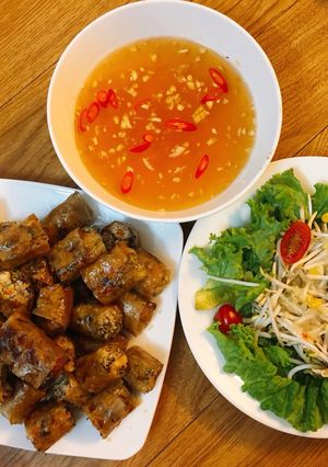 Hình của món Nem rán giòn rụm.