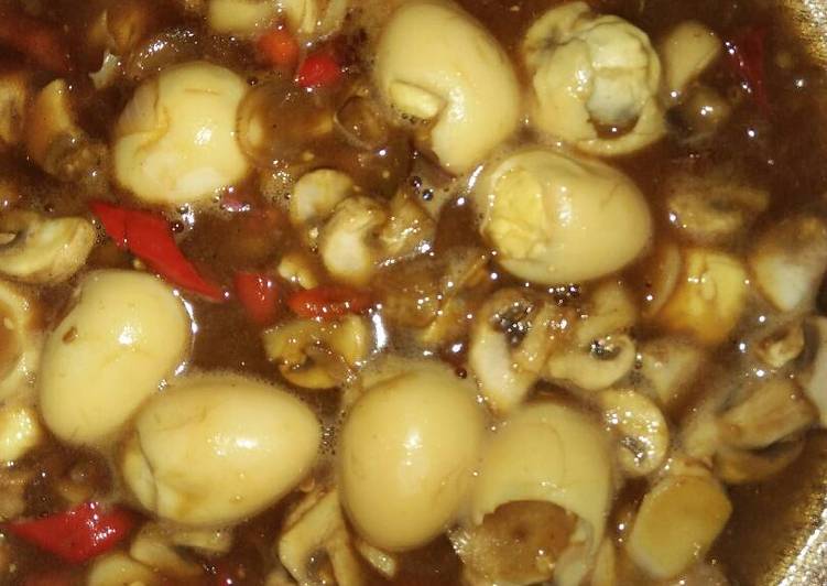 Cara Gampang Menyiapkan Jamur kancing telur puyuh saos tiram pedas yang Lezat