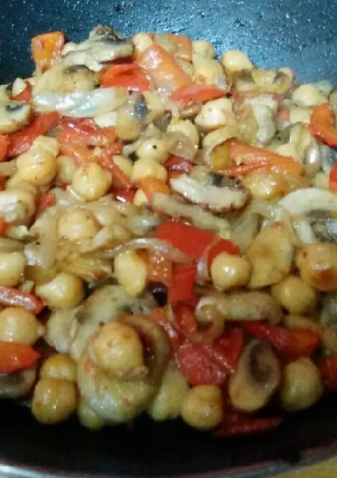 Una foto de Revuelto de garbanzos con verdura