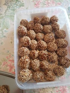 صورة لوصفة كرات التمر بالسمسم