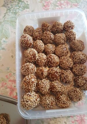صورة لوصفة كرات التمر بالسمسم