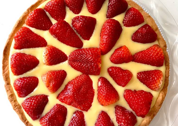 Crostata con crema pasticcera e fragole