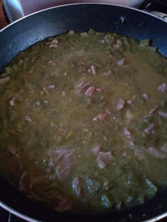 Una foto de Carne con nopales en salsa verde