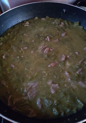 Una foto de Carne con nopales en salsa verde