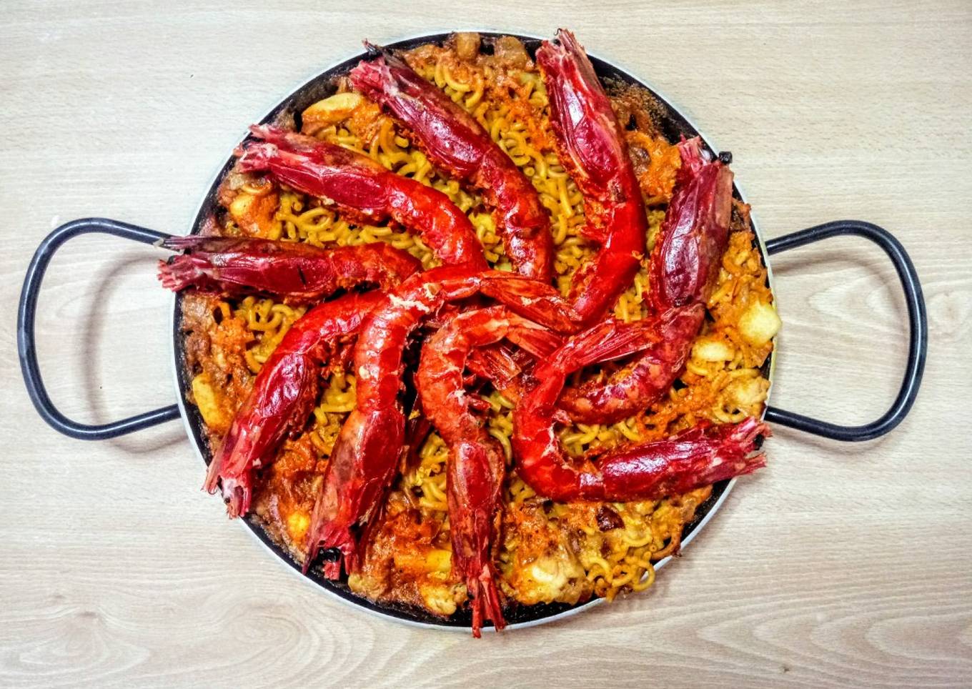 Fideuá de rape, sepia y carabineros