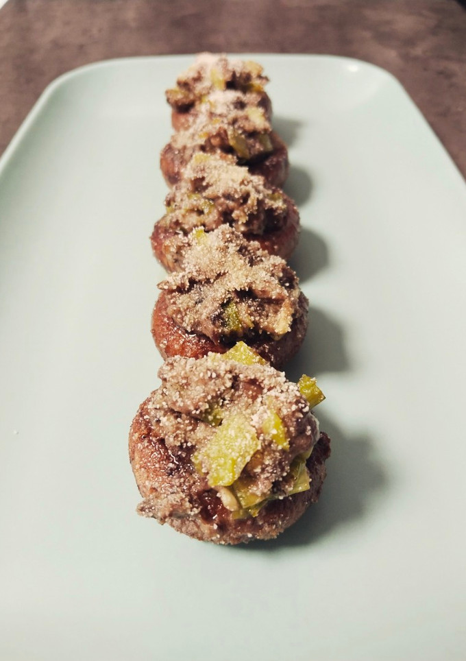Una foto de Champiñones rellenos con morcilla y puerro