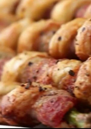 Una foto de Espárragos envuelto en bacon y hojaldre