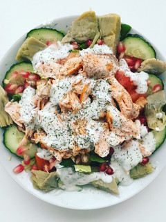 Una foto de Ensalada de salmón a la plancha y salsa de yogur