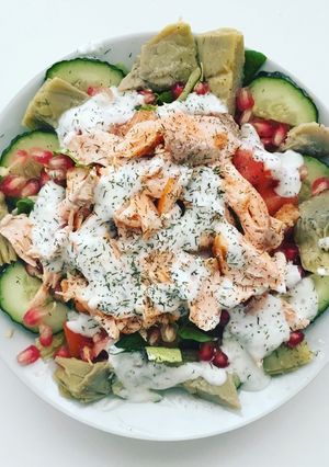 Una foto de Ensalada de salmón a la plancha y salsa de yogur