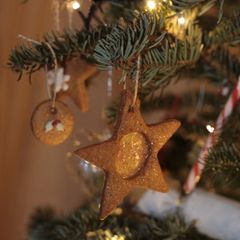 A picture of Edible ginger bread Christmas decorations.