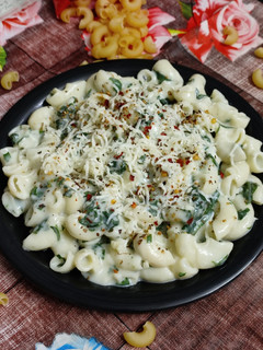 A picture of White sauce pasta with garlic & spinach twist.