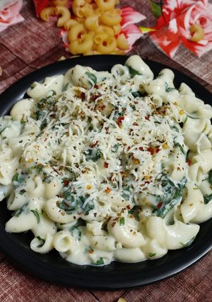 A picture of White sauce pasta with garlic & spinach twist.