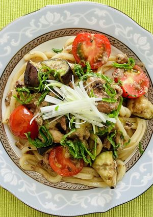 A picture of Stir-Fried Udon with Summer Vegetables and Canned Mackerel.