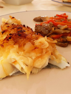 Una foto de Bacalao con cebolla caramelizada