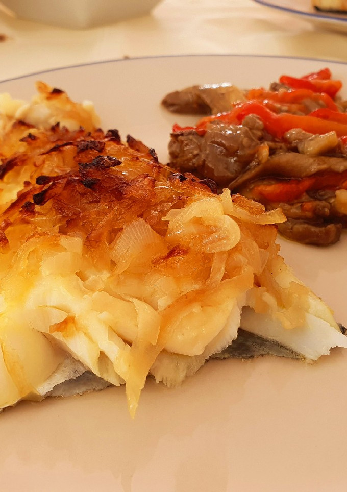 Una foto de Bacalao con cebolla caramelizada