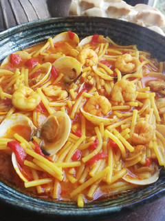 Una foto de Fideos con almejas y gambas 🦐🐚