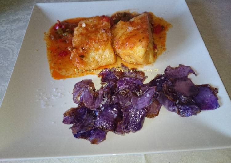 Bacalao a la vizcaina con chips moradas