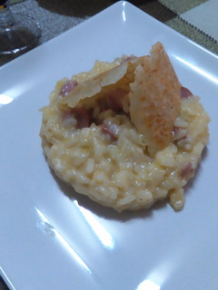 Una foto de Risotto de pechuga de pollo con crujiente de queso