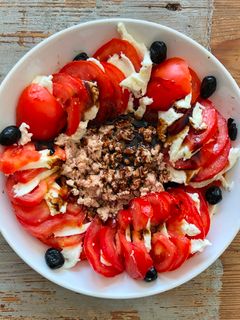 Une photo de Salade tomate mozzarella et thon