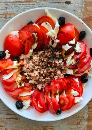 Une photo de Salade tomate mozzarella et thon