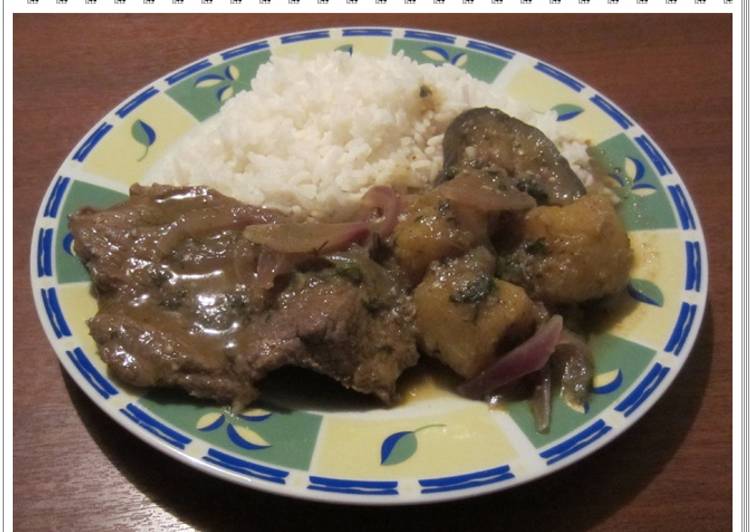 Filete de carne al jugo, con berenjena y maduro