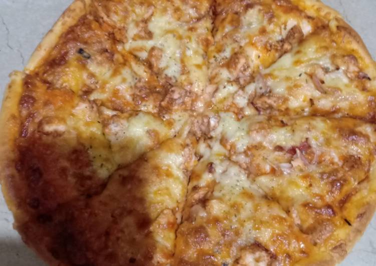 Recipe of Super Quick Homemade Cheesy Chicken Pizza