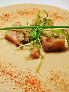 Una foto de Crema de alubias blancas con aspic de costilla de cerdo