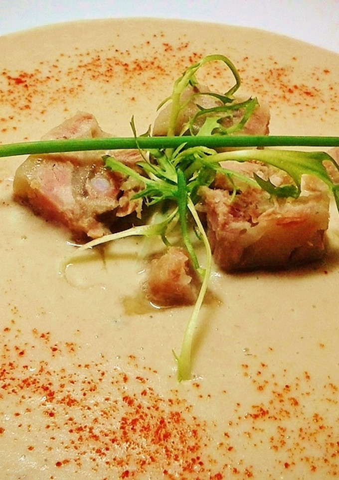 Una foto de Crema de alubias blancas con aspic de costilla de cerdo