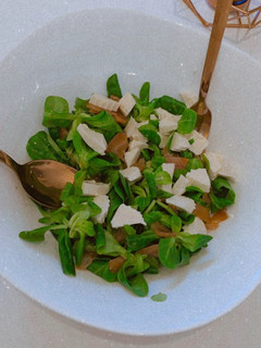Una foto de Ensalada para cenar! Salmón ahumado, queso fresco y canónigos