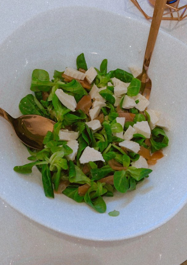 Una foto de Ensalada para cenar! Salmón ahumado, queso fresco y canónigos